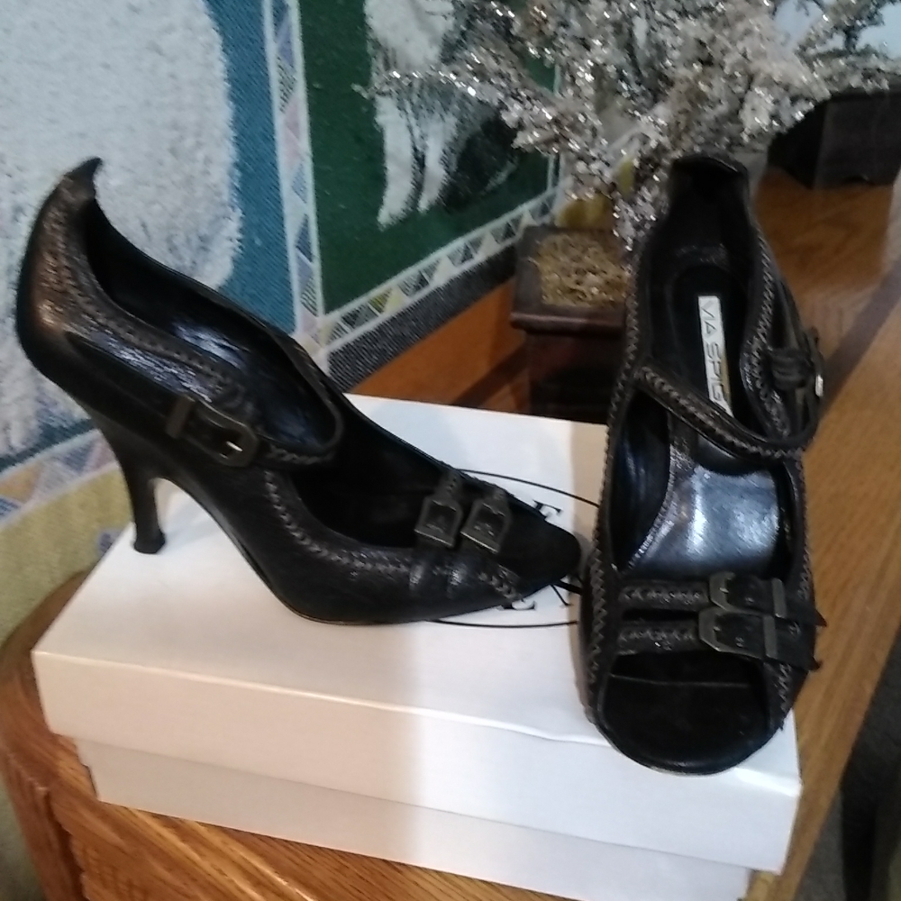 Woman's heels, from Italy Via Spina size 6 1/2 blackish/ brown
